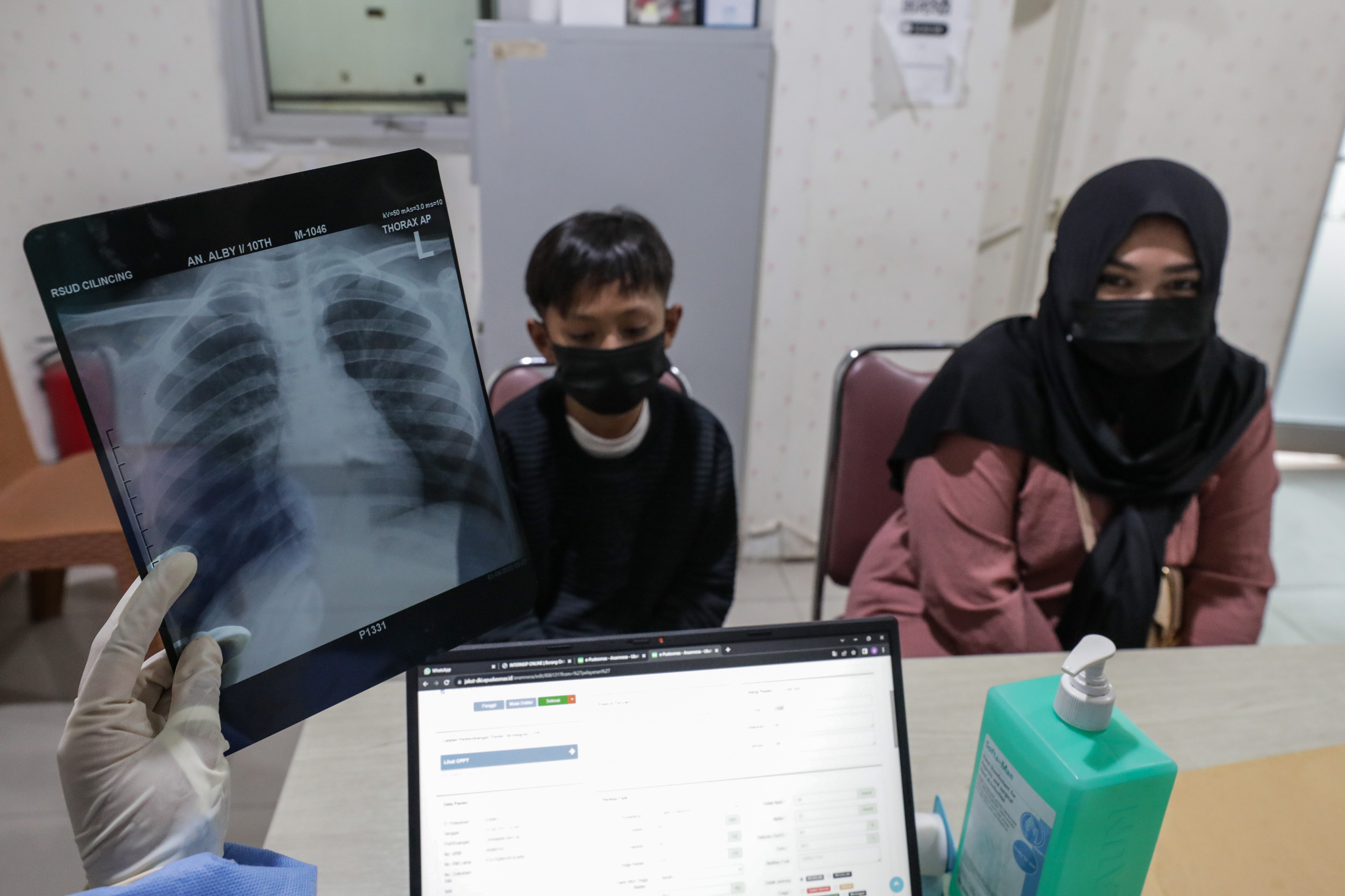Terjadi peningkatan pasien ISPA di DKI Jakarta. Tenaga kesehatan memeriksa kondisi pasien di poli batuk dan infeksi saluran pernapasan akut (ISPA) di Puskesmas Cilincing, Jakarta, Rabu (23/8/2023). (Sumber gambar: JIBI/Bisnis/Fanny Kusumawardhani)
