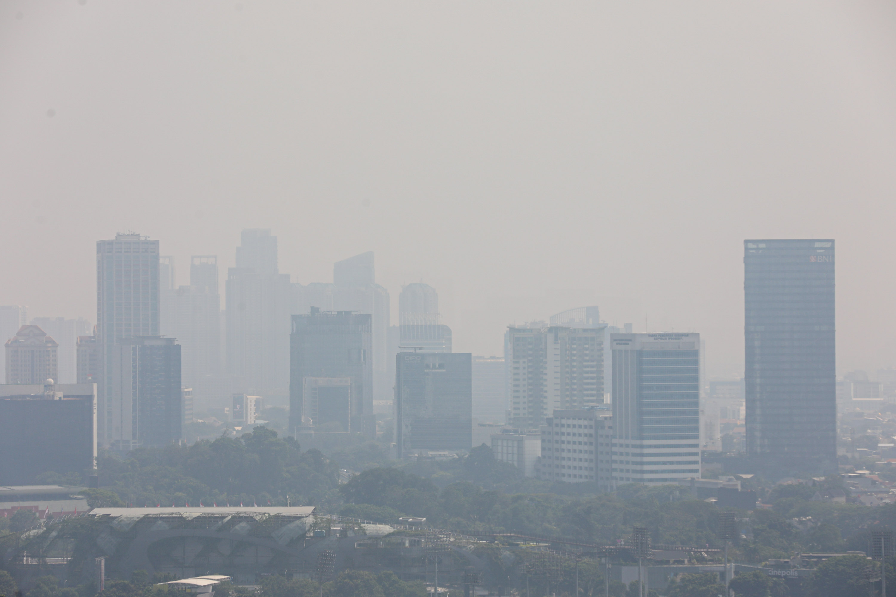 Jajaran gedung bertingkat di Jakarta, Selasa (22/8/2023). Polusi udara di Jakarta kembali menduduki peringkat 1 di dunia pada Selasa (22/8/2023). (Sumber gambar: JIBI/Bisnis/Abdurachman)