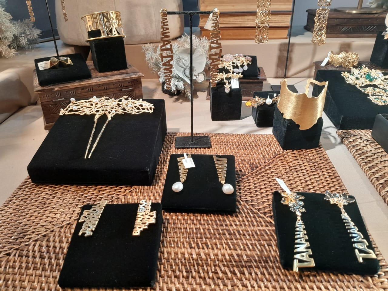koleksi perhiasan Tulola (sumber gambar : Dewi Andriani)