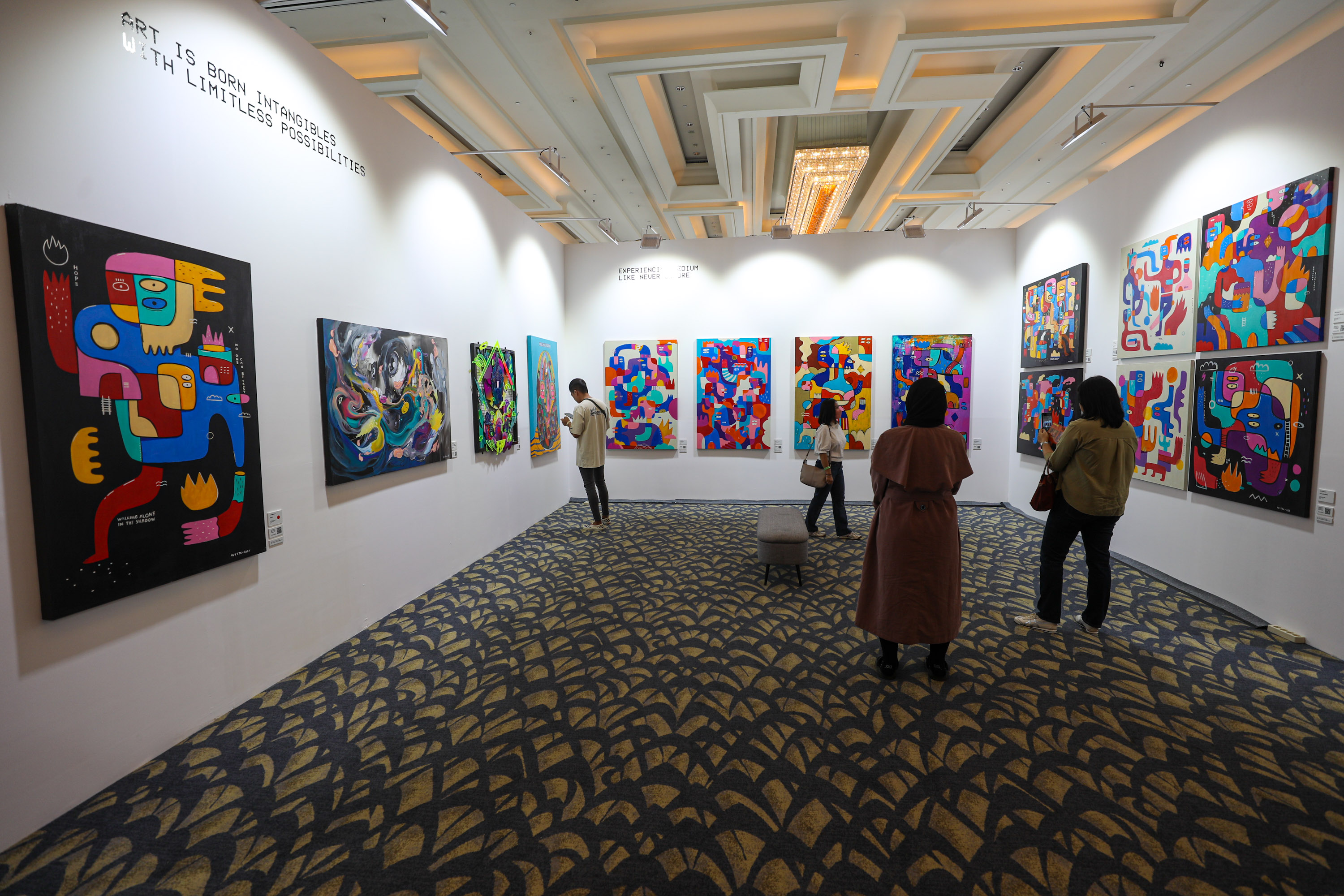 Pengunjung melihat karya seni yang dipamerkan di ArtMoments Jakarta 2023, Jakarta, Sabtu (19/8/2023). (Sumber gambar: JIBI/Bisnis/Abdurachman)