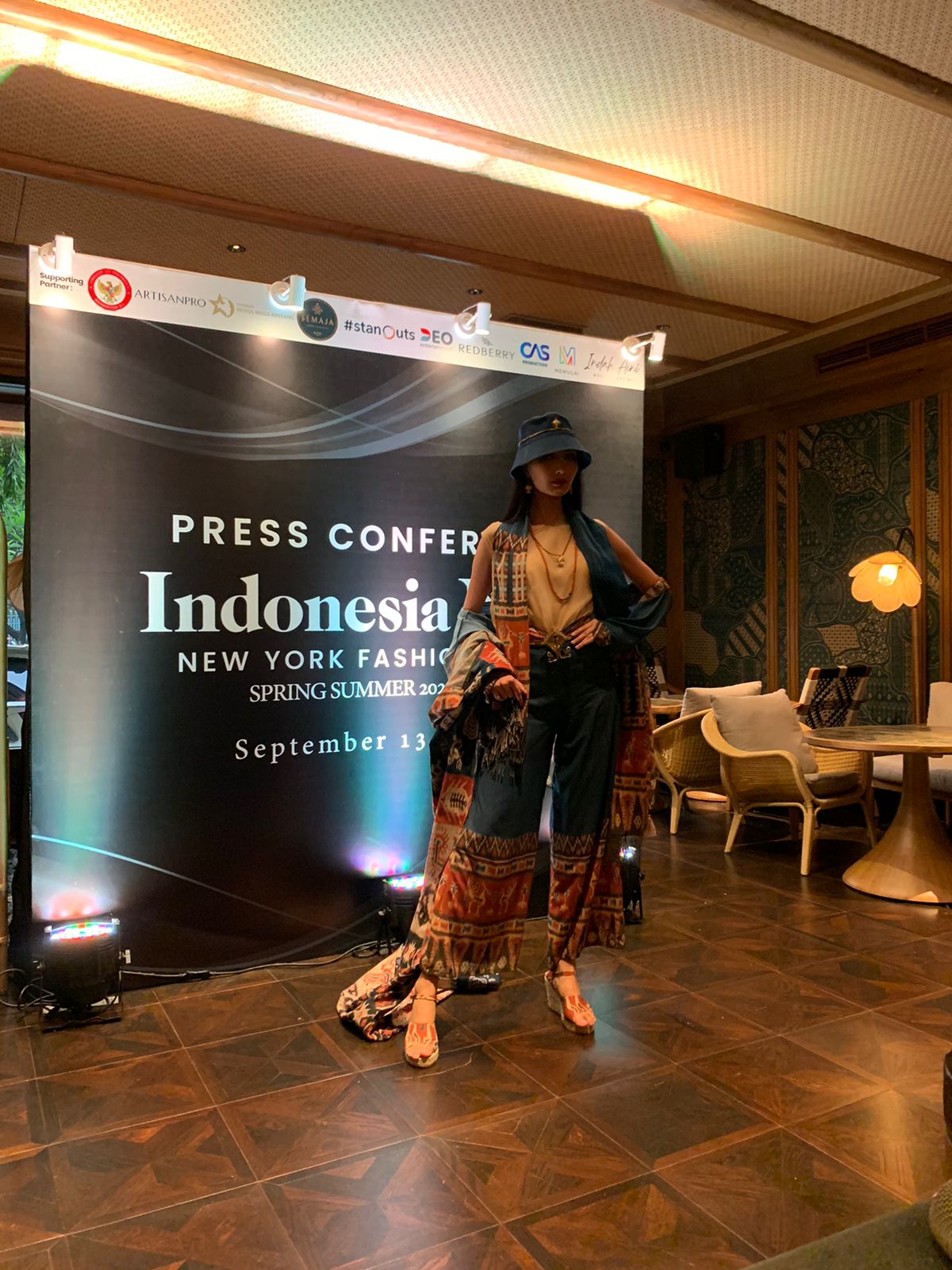Salah satu busana koleksi Maharani oleh desainer Ivan Gunawan di acara konferensi pers New York Fashion Week di Kawasan Menteng, Jakarta Pusat, Senin (28/8/2023). Sumber gambar: Hypeabis.id/Luke Andaresta