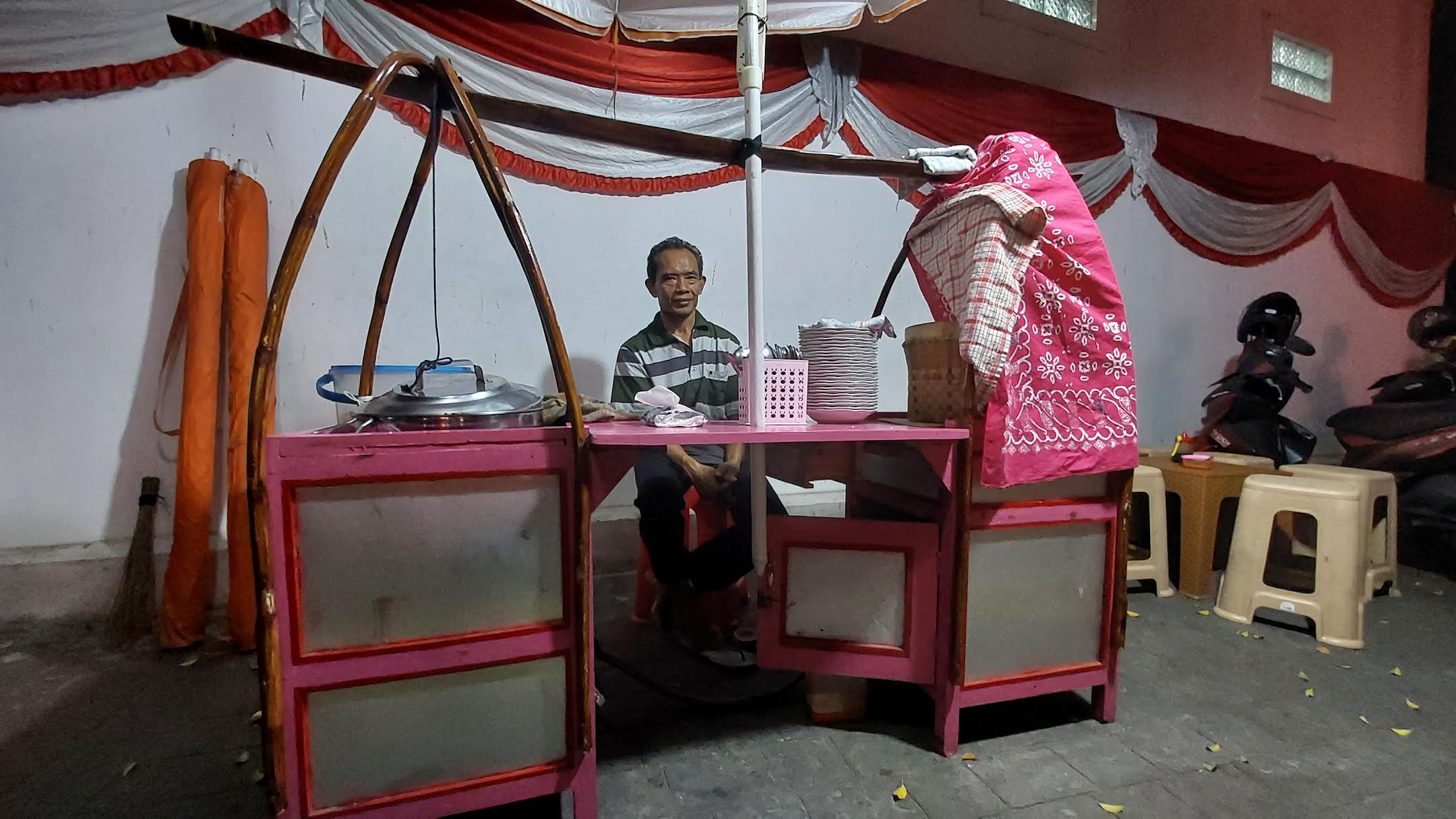 Pakde Darto, salah satu penjual gultik di Blok M sejak (Sumber gambar : Desyinta Nuraini/Hypeabis.id)