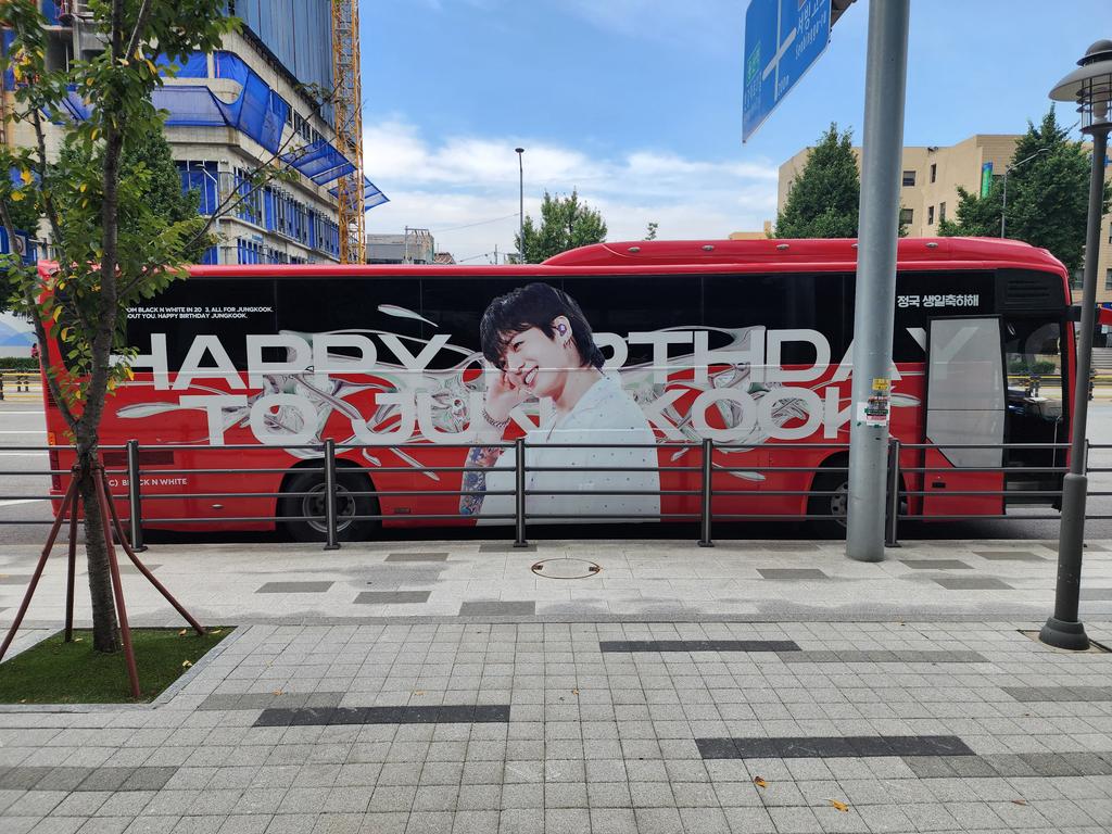 Bus dengan gambar Jungkook di Seoul, Korea Selatan (Sumber: X/@stillwjungkook)