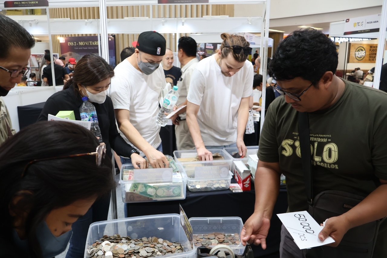 Pengunjung memadati salah satu tenant di INS 2 (sumber gambar Indonesia Numismatic Show 2)