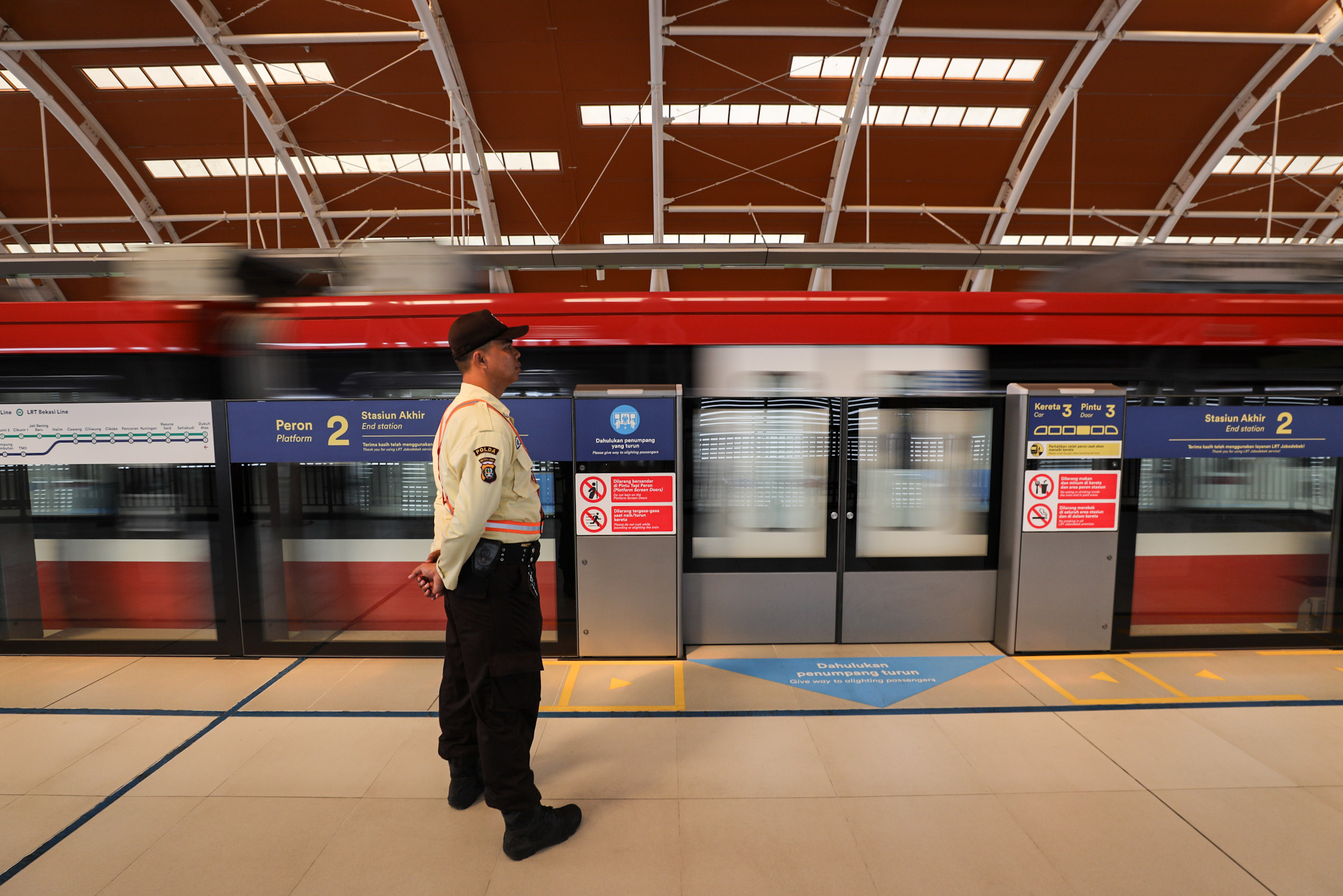 Petugas berjaga berada di Stasiun LRT Dukuh Atas saat uji coba operasional LRT Jabodebek di Jakarta, Rabu (12/7/2023).