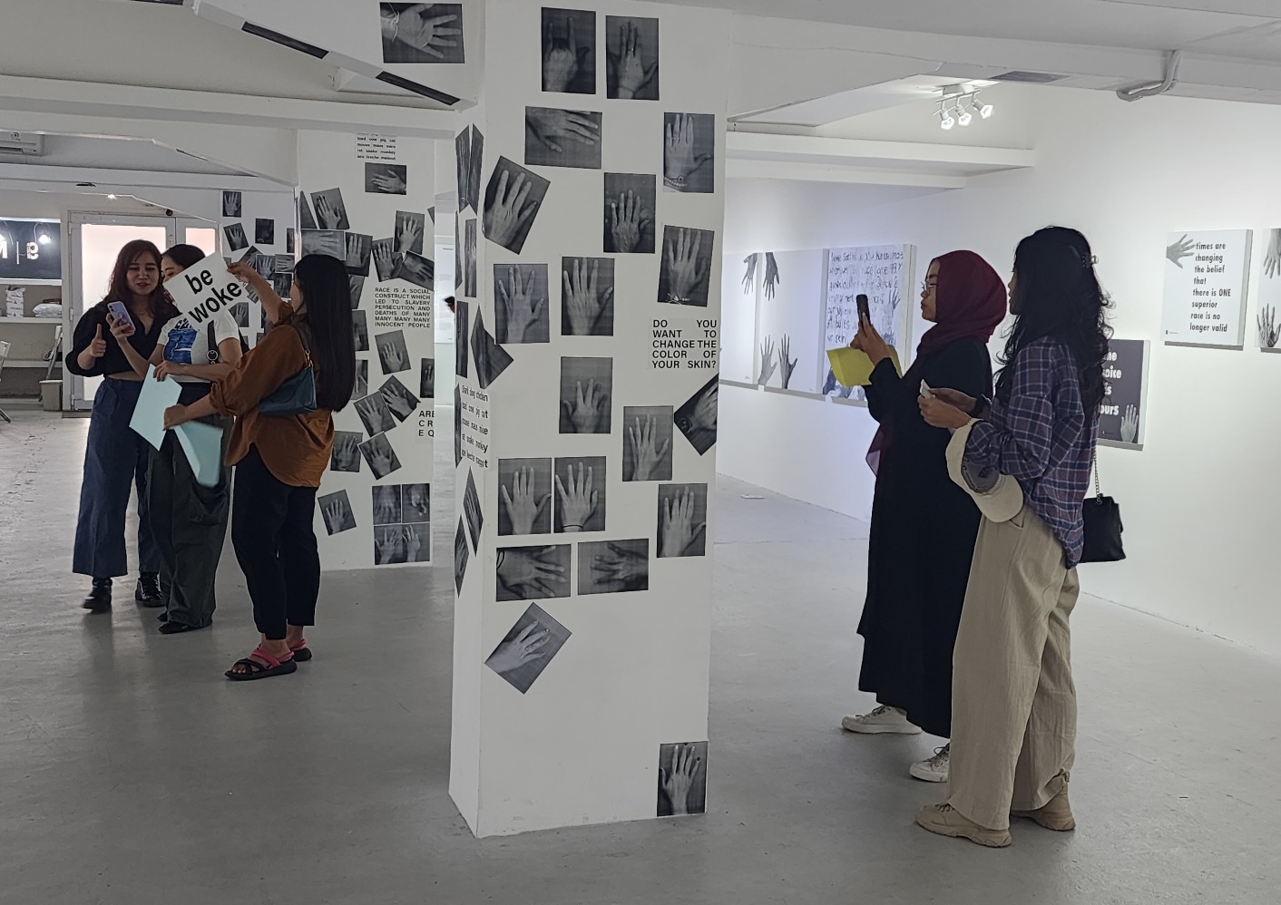 pengunjung galeri mengambil foto jejak tangan dalam pameran di Rubanah Underground Hub, Jakarta (sumber gambar Bibiana/Rubanah)