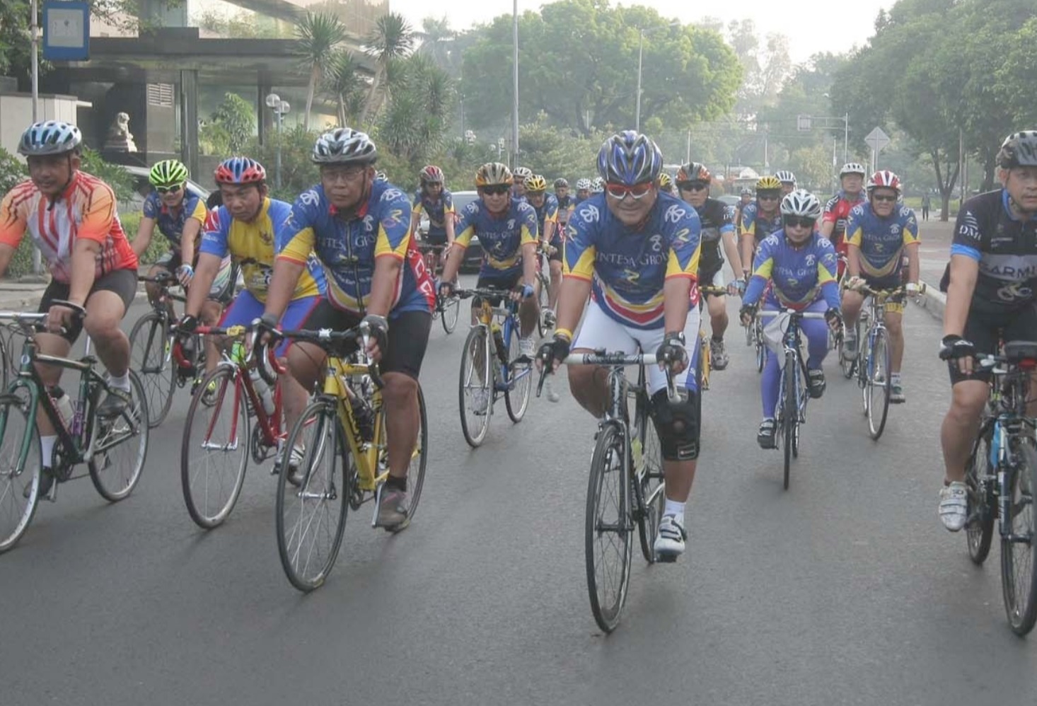 Soebronto Laras saat gowes bareng komunitas sepeda balap Provinsi DKI Jakarta. Sumber : Bisnis Indonesia?