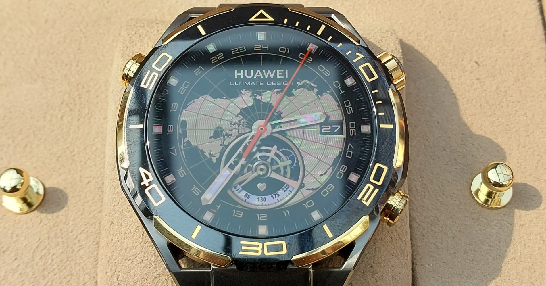 Huawei Watch Ultimate edisi Gold. (Sumber gambar : Desyinta Nuraini/Hypeabis.id)