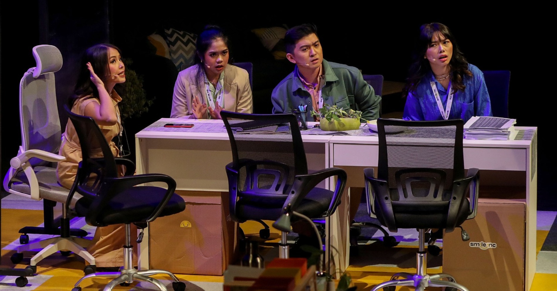 Windy Liem (kiri) saat memerankan karakter Siska dalam musikal bertajuk Kapan Resign? di Teater Salihara, Jakarta, Jumat (6/10/2023). (Sumber gambar JIBI/Bisnis/Eusebio Chrysnamurti)