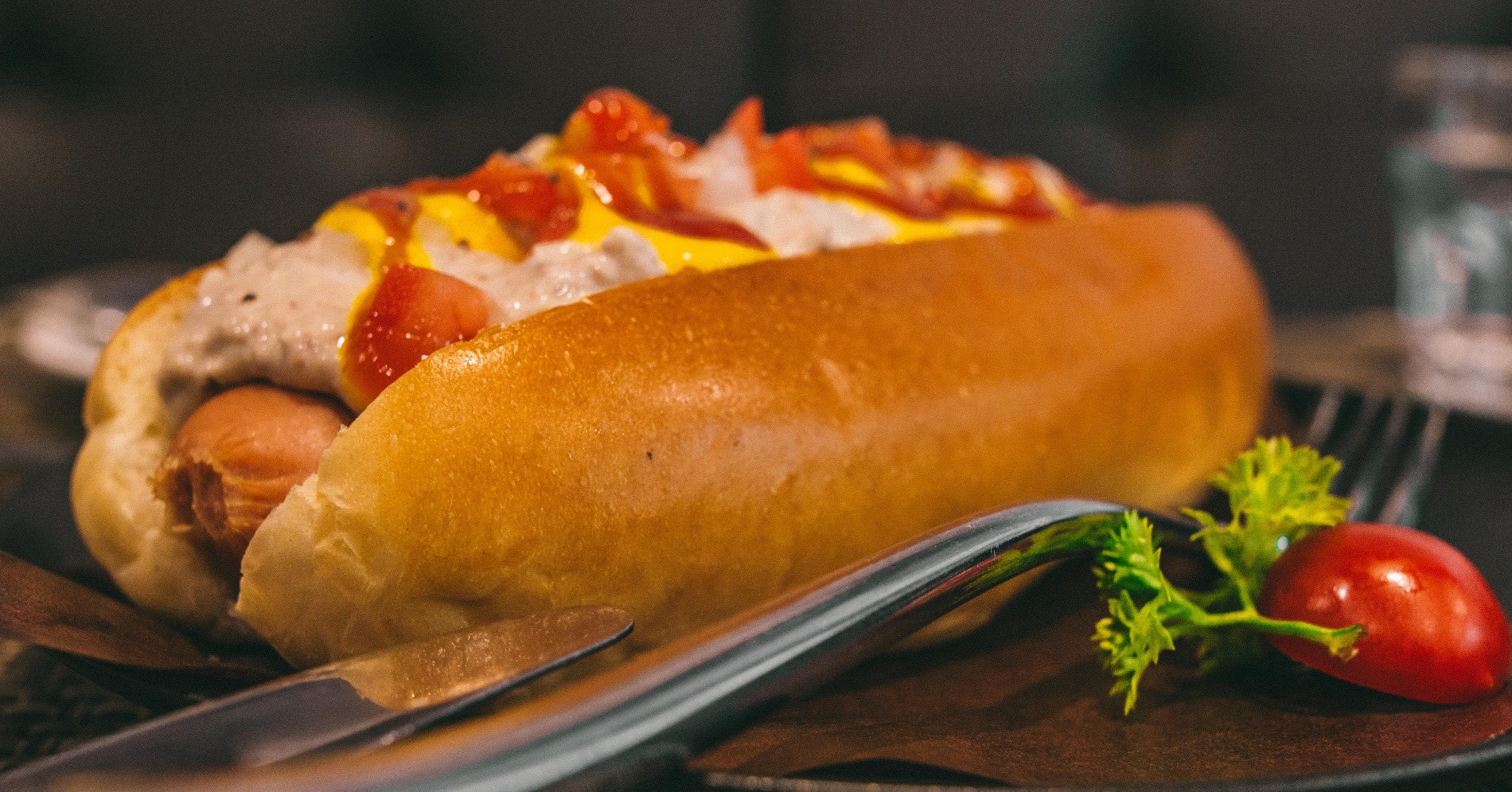 Hotdogs, salah satu olahan daging. (Sumber gambar: Yuhen Chen/Unsplash)