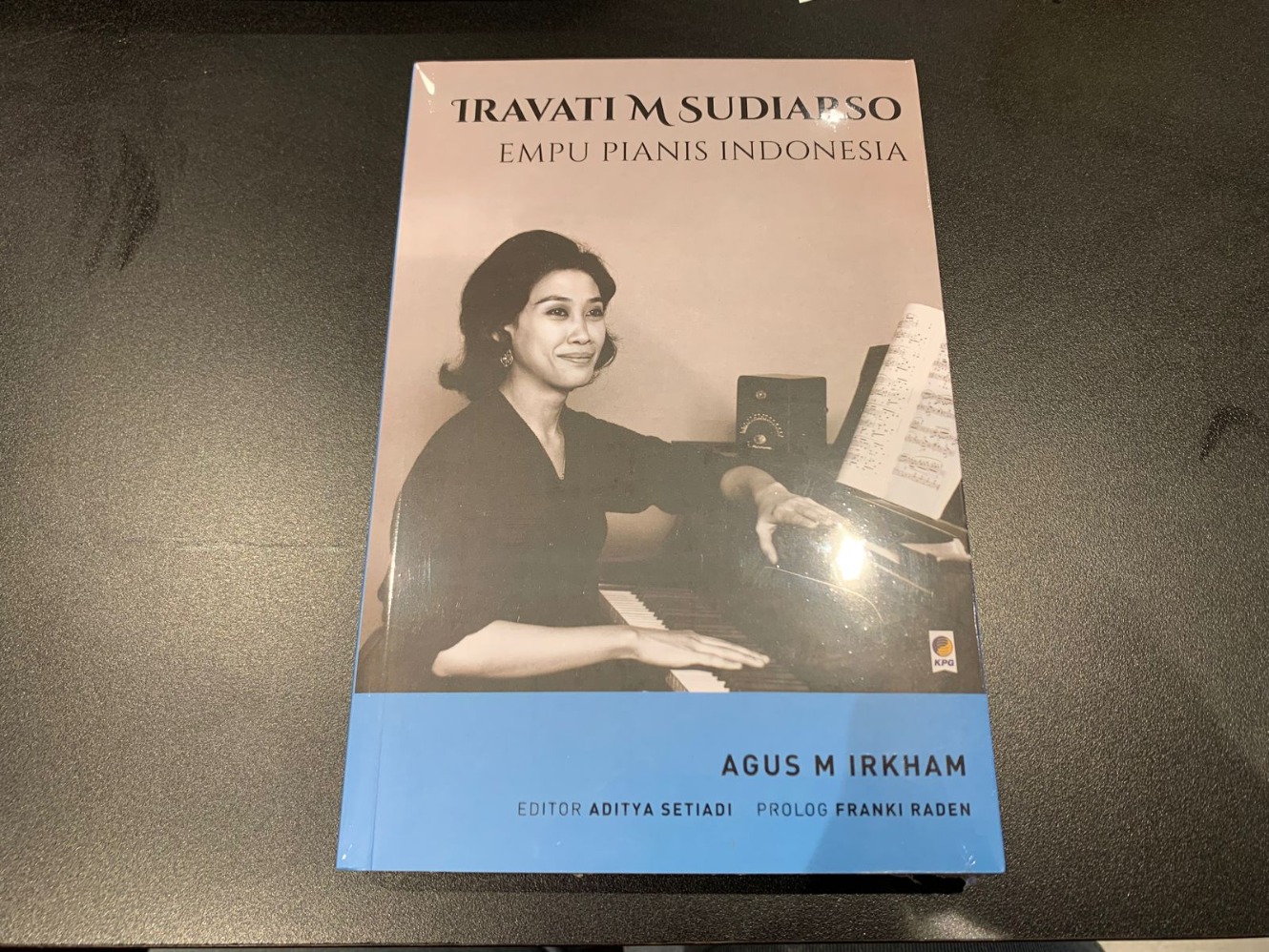 Buku Iravati M Sudiarso: Empu Pianis Indonesia. (Sumber gambar: Hypeabis.id/Luke Andaresta)