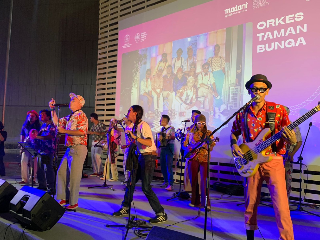 Grup Orkes Taman Bunga saat tampil di acara Madani International Film Festival 2023 di Taman Ismail Marzuki (TIM) Cikini Jakarta. (Sumber gambar: Hypeabis.id/Luke Andaresta)