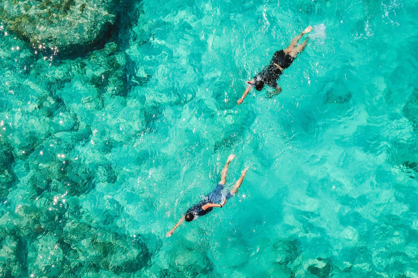 Berenang dan snorkeling adalah salah satu kegiatan saat island hopping (Sumber gambar: Kemenparekraf)
