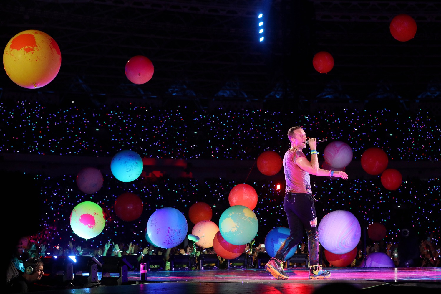 Penampilan Vokalis Grup Musik Coldplay Chris Martin saat Konser Coldplay bertajuk Coldplay Music of the Spheres World Tour Jakarta di Stadion Utama Gelora Bung Karno, Senayan, Jakarta, Rabu (15/11/2023).  (Sumber gambar: JIBI/Bisnis/Eusebio Chrysnamurti)