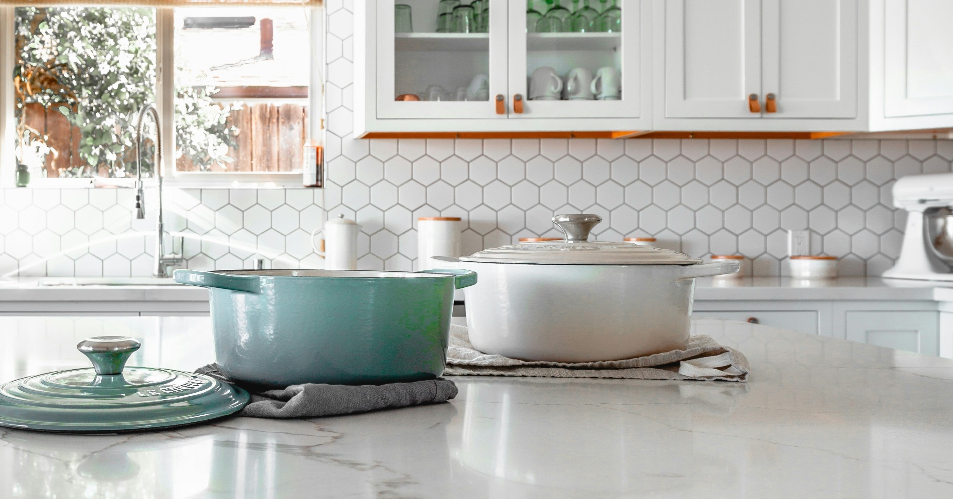 Meja dapur granit putih (Sumber foto: Unsplash)