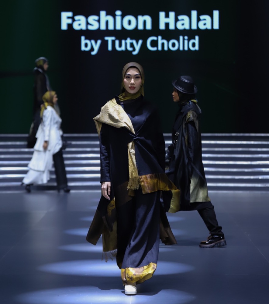 Koleksi busana Fashion Halal by Tuti Cholid (Sumber gambar: Dok. IN2MF)