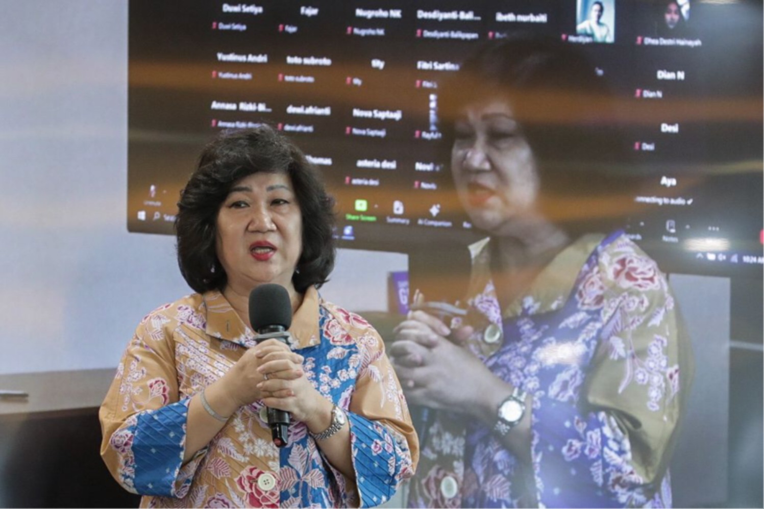 Presiden Direktur Bisnis Indonesia Group Lulu Terianto memberikan paparan saat perayaan Hari Ulang Tahun (HUT) ke-38 Bisnis Indonesia di Jakarta, Kamis (14/12/2023).  
