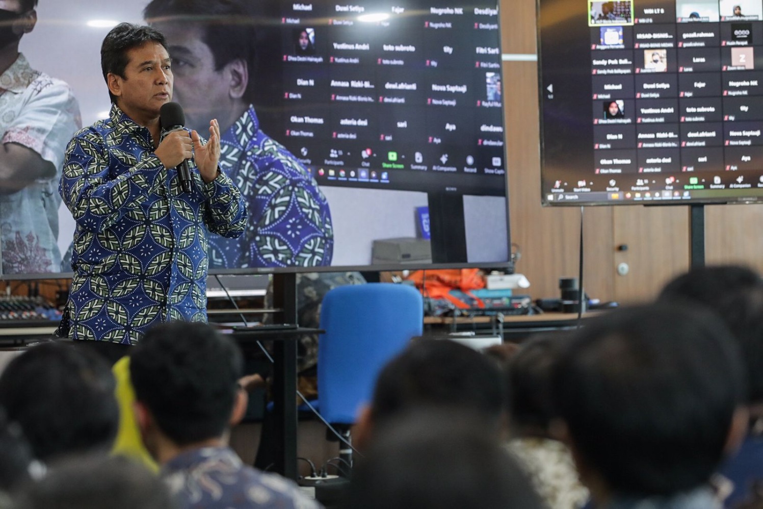 Presiden Komisaris Bisnis Indonesia Group Hariyadi B. Sukamdani memberikan paparan saat perayaan Hari Ulang Tahun (HUT) ke-38 Bisnis Indonesia di Jakarta, Kamis (14/12/2023). 