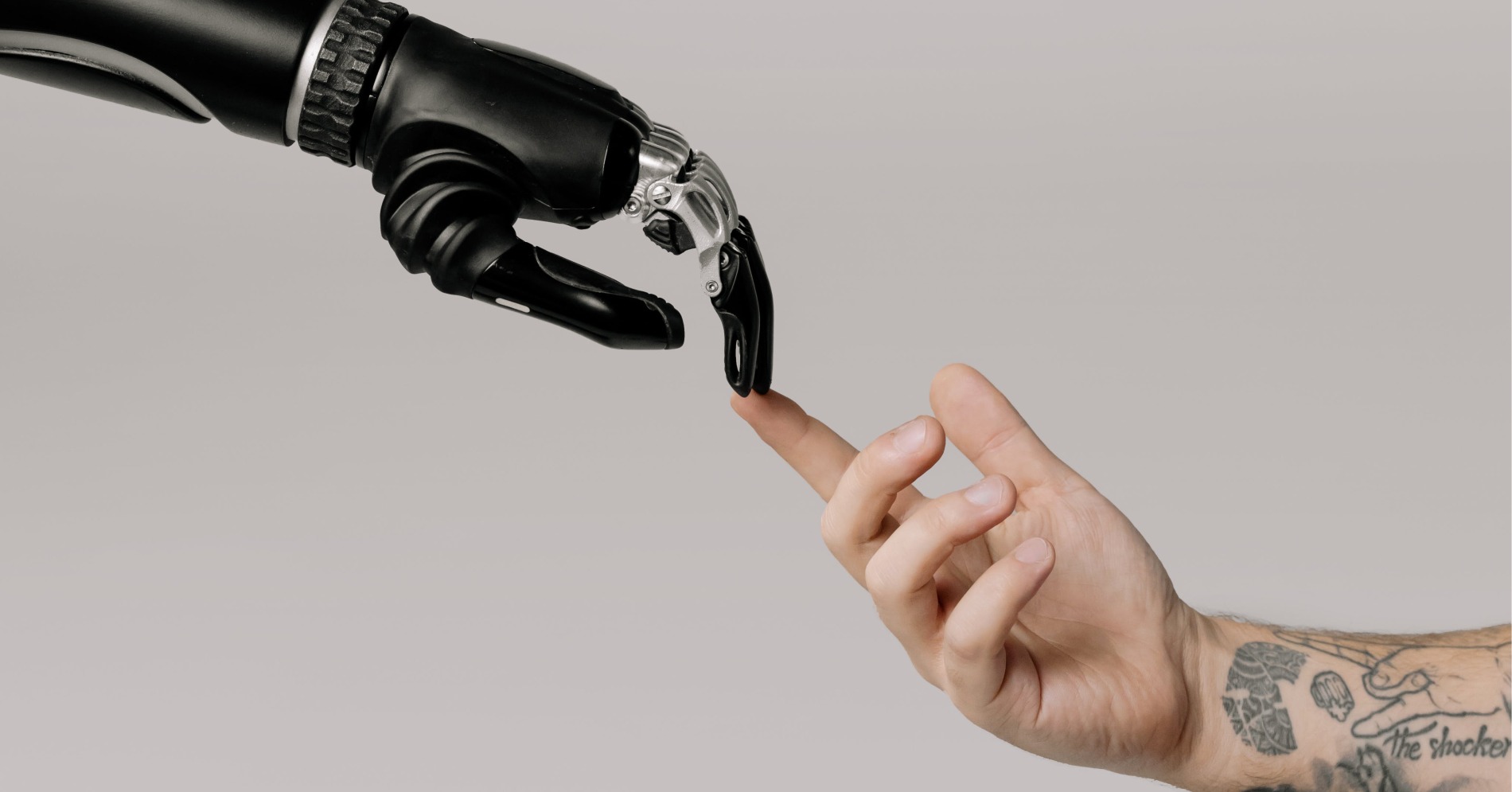 Ilustrasi bionik dan tangan manusia (Sumber foto : Pexels.com/cottonbro studio)