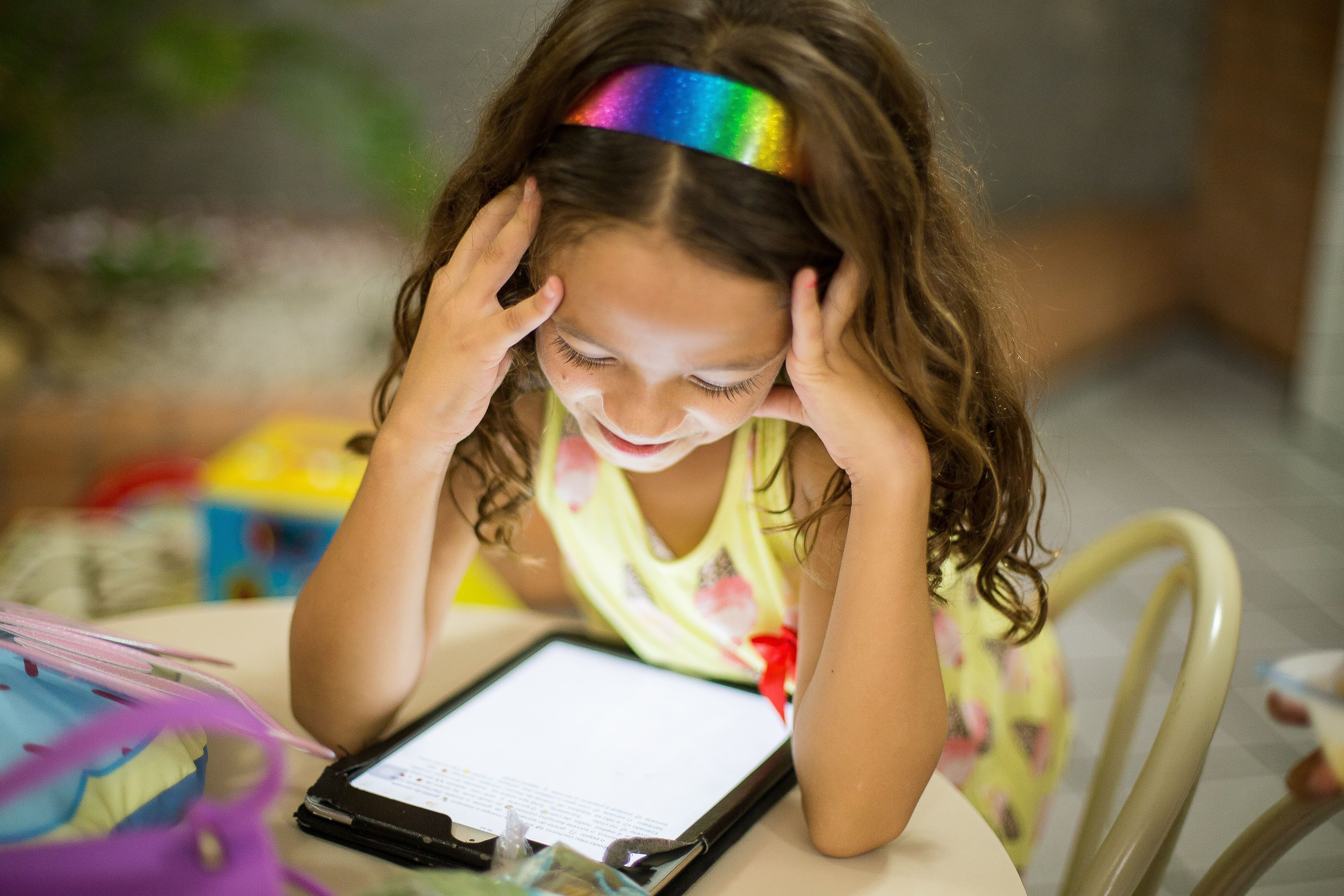 Ilustrasi anak bermain gadget (Sumber foto: Unsplash/Patricia Prudente)