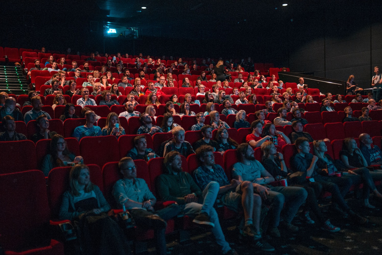 Ilustrasi penonton bioskop (Sumber gambar: Unsplash/Krists Luhaers)