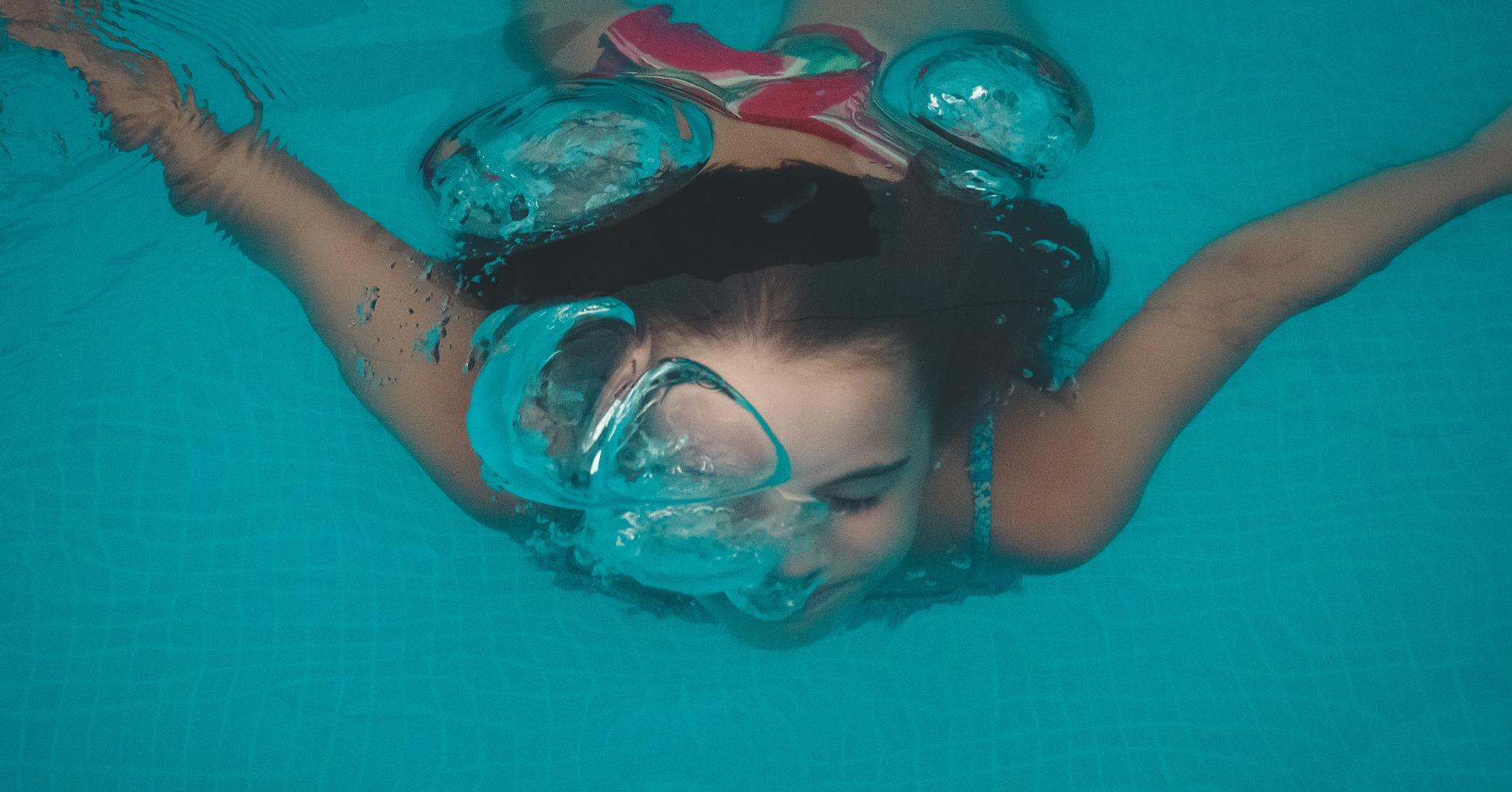 Ilustrasi seorang anak-anak berenang di kolam (Sumber gamba Unsplash/Mariano Nocetti)