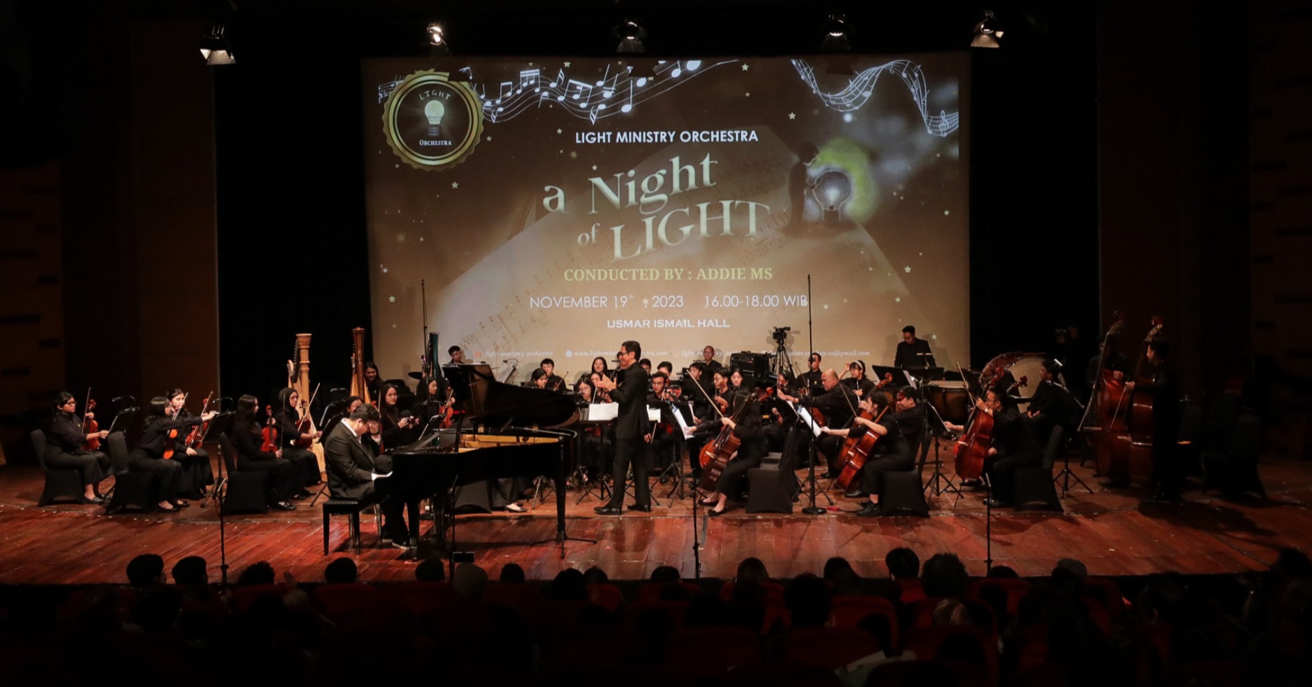 Light Ministry Orchestra (LMO) tampil membawakan lagu dalam konser A Night of Light di Jakarta. (Sumber gambar: JIBI/Bisnis/Fanny Kusumawardhani)