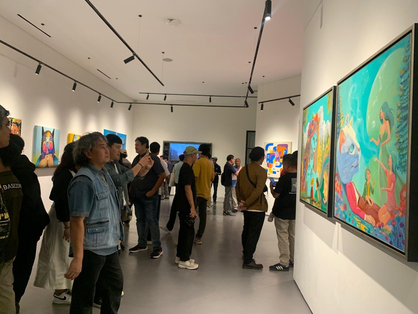 Seorang pengunjung sedang melihat karya di pameran Phygital Art Show: ArtGorithm-Art in Chain di Galeri Zen1 Jakarta. (Sumber gambar: Hypeabis.id/Luke Andaresta)