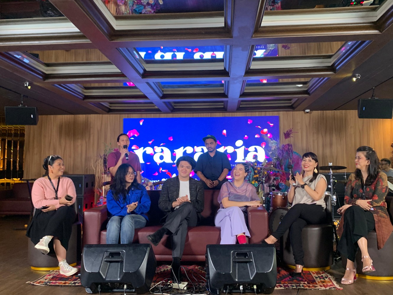 Para penampil dan kru acara Rararia dalam acara konferensi pers di Djavu Bar and Longue Jakarta, Selasa (13/2/2024). Sumber gambar: Hypeabis.id/Luke Andaresta