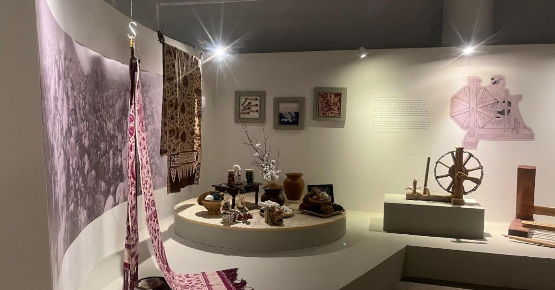 Beberapa karya batik di pameran Hulu ke Hilir: Ekosistem Batik (sumber gambar Museum batik Indonedsia)
