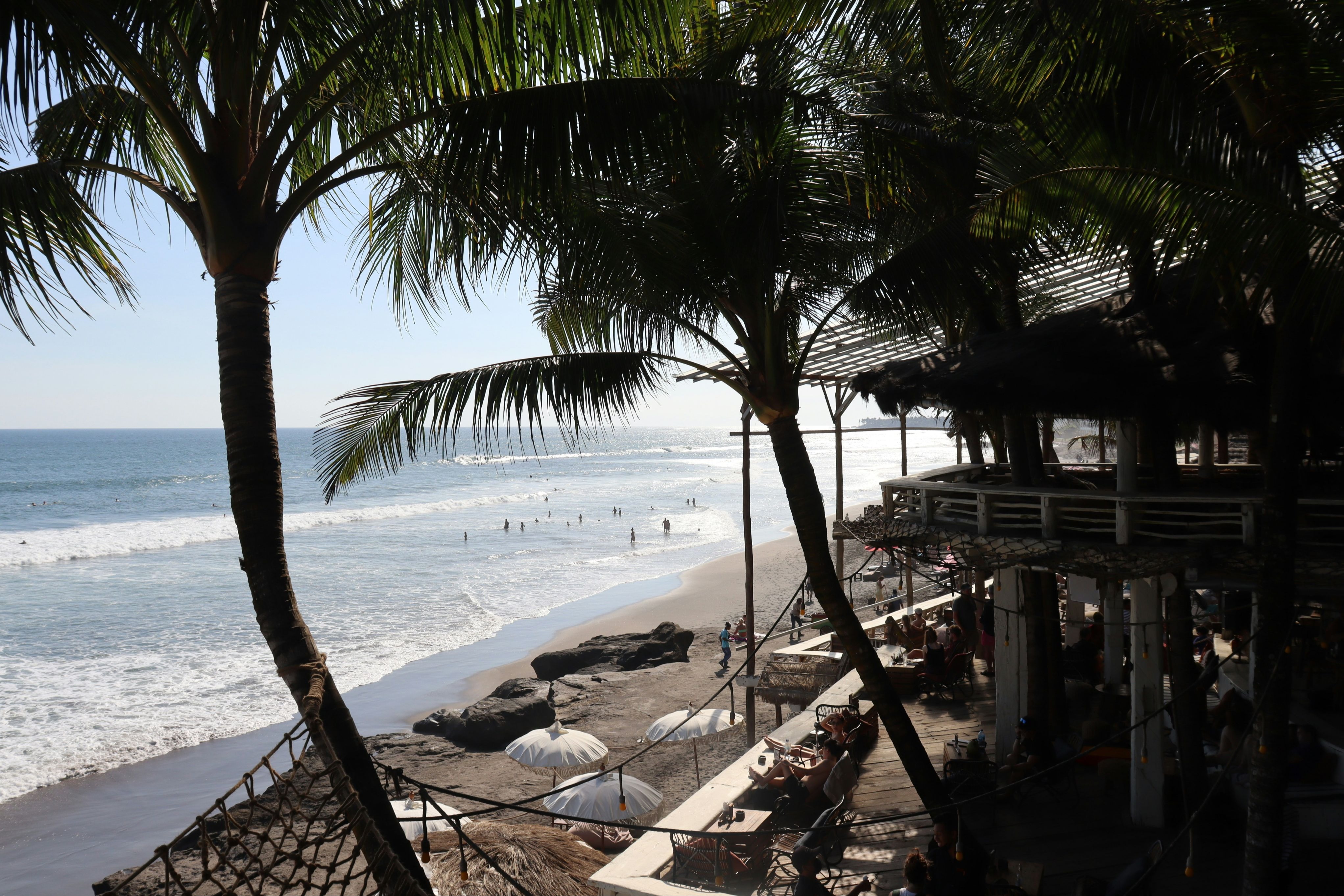 Suasana beach cafe di Canggu, Bali. (Sumber foto: Unsplash/Antoine lecoquierre)
