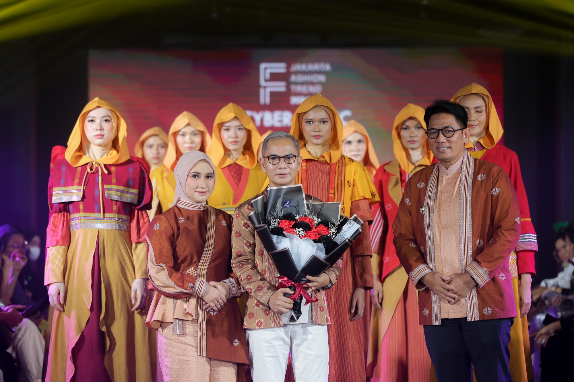 Desainer Wignyo Rahadi membawa koleksi fesyen dari tenun Buton Tengah (sumber gambar : IFC)