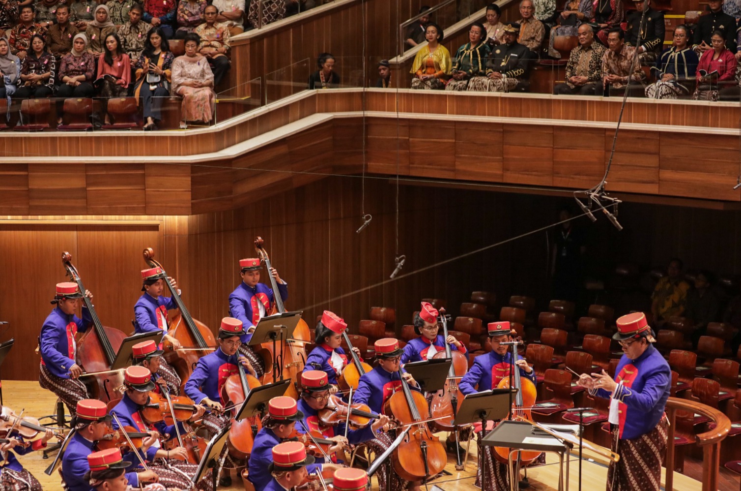 Musisi yang tergabung dalam Yogyakarta Royal Orchestra tampil saat konser Hari Penegakan Kedaulatan Negara (HPKN) di Jakarta, Jumat (1/3/2024). (Sumber gambar: JIBI/Bisnis/Fanny Kusumawardhani)