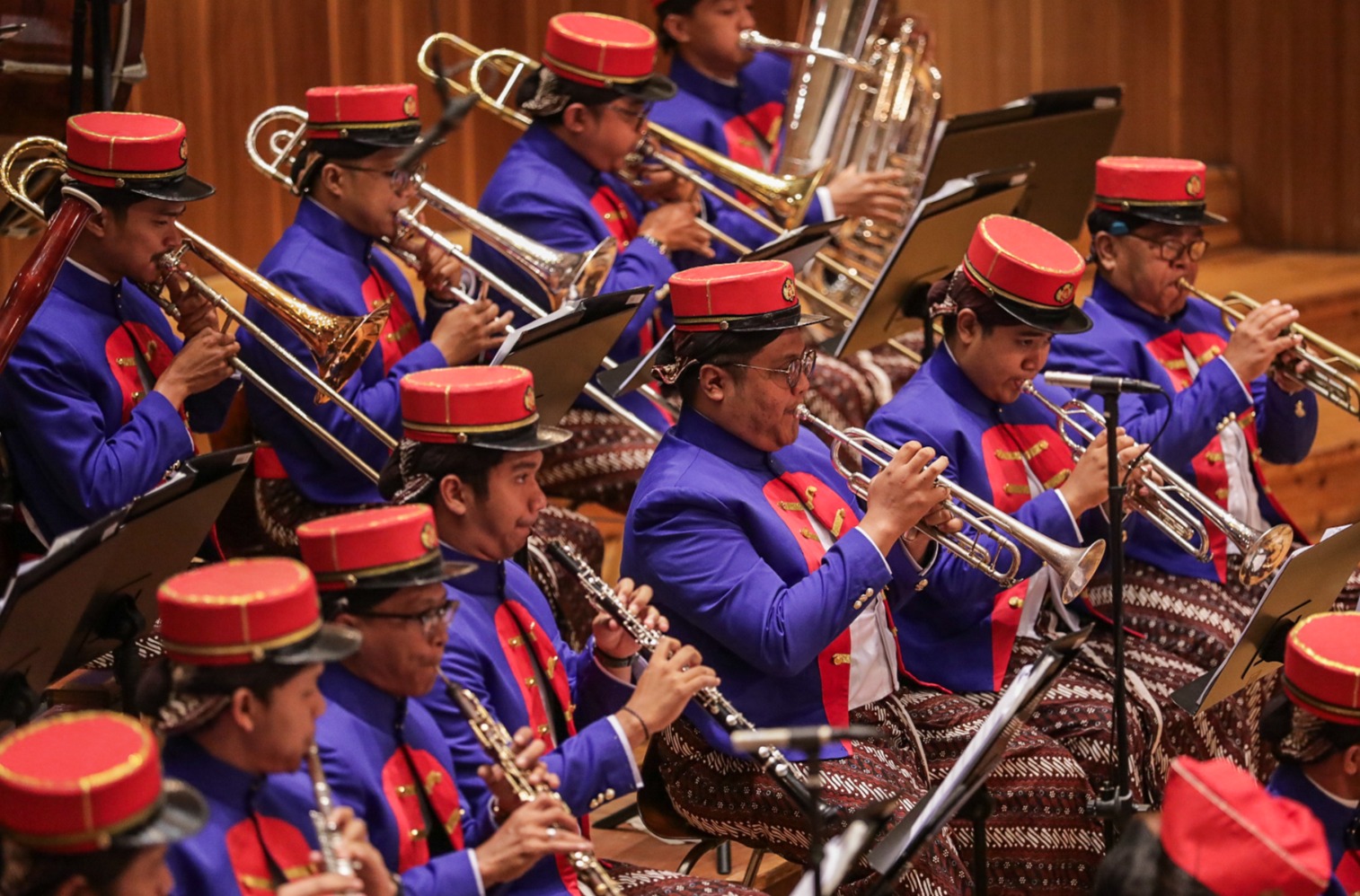 Musisi yang tergabung dalam Yogyakarta Royal Orchestra tampil saat konser Hari Penegakan Kedaulatan Negara (HPKN) di Jakarta, Jumat (1/3/2024). (Sumber gambar: JIBI/Bisnis/Fanny Kusumawardhani)