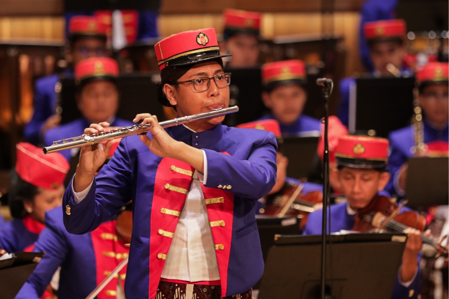 Musisi yang tergabung dalam Yogyakarta Royal Orchestra tampil saat konser Hari Penegakan Kedaulatan Negara (HPKN) di Jakarta, Jumat (1/3/2024). (Sumber gambar: JIBI/Bisnis/Fanny Kusumawardhani)