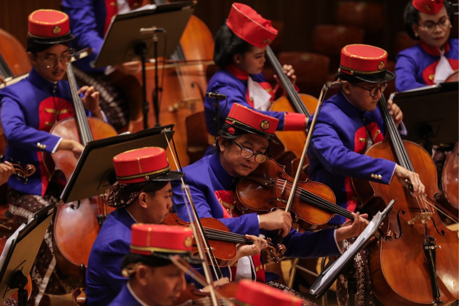 Musisi yang tergabung dalam Yogyakarta Royal Orchestra tampil saat konser Hari Penegakan Kedaulatan Negara (HPKN) di Jakarta, Jumat (1/3/2024). (Sumber gambar: JIBI/Bisnis/Fanny Kusumawardhani)