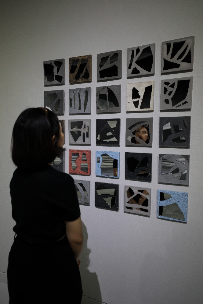 Seorang mengamati karya Bunga Yuridespita berjudul Stellar Illusions dalam pameran Common Sanctum