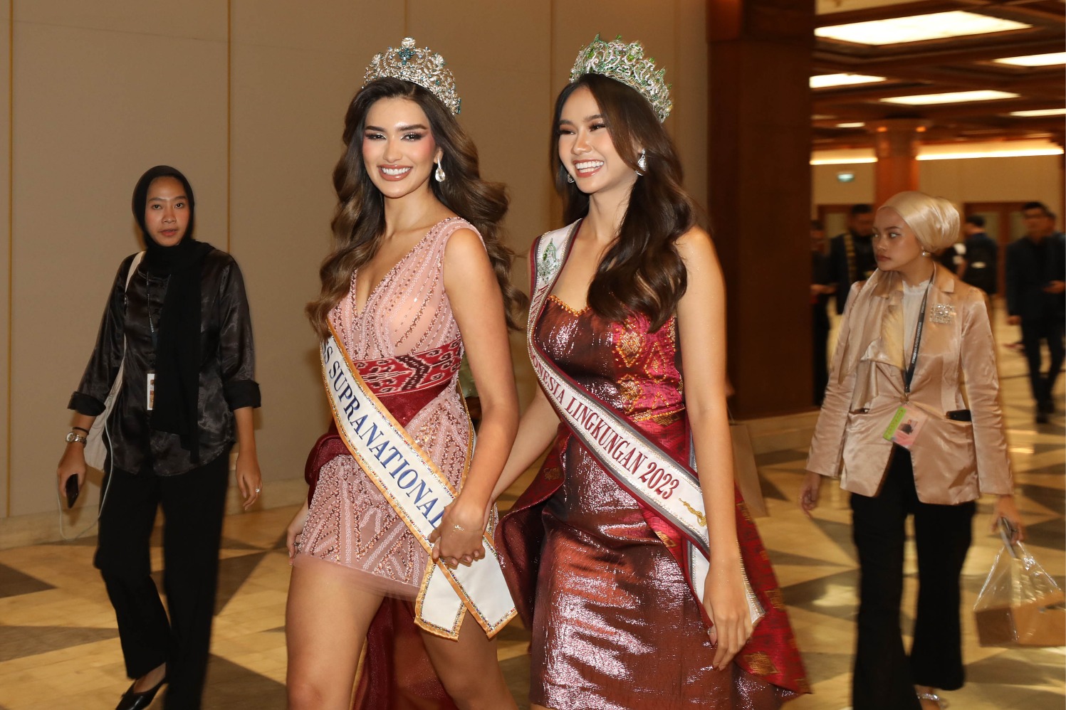Miss Supranational 2023 Andrea Aguilera (kedua kiri) saat menghadiri konferensi pers Malam Grand Final Pemilihan Puteri Indonesia 2024 di Jakarta, Jumat (8/3/2024). 