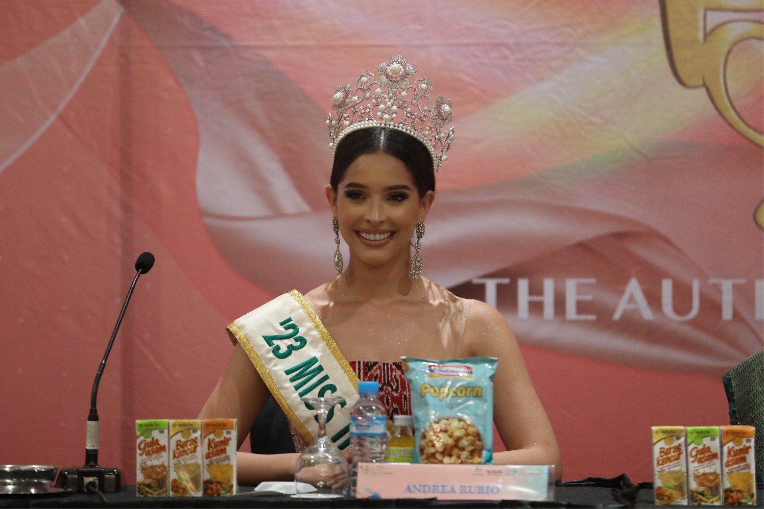 Miss International 2023 Andrea Rubio saat menghadiri konferensi pers Malam Grand Final Pemilihan Puteri Indonesia 2024 di Jakarta, Jumat (8/3/2024).