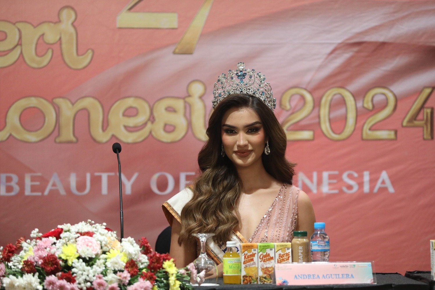  Miss Supranational 2023 Andrea Aguilera saat menghadiri konferensi pers Malam Grand Final Pemilihan Puteri Indonesia 2024 di Jakarta, Jumat (8/3/2024). 