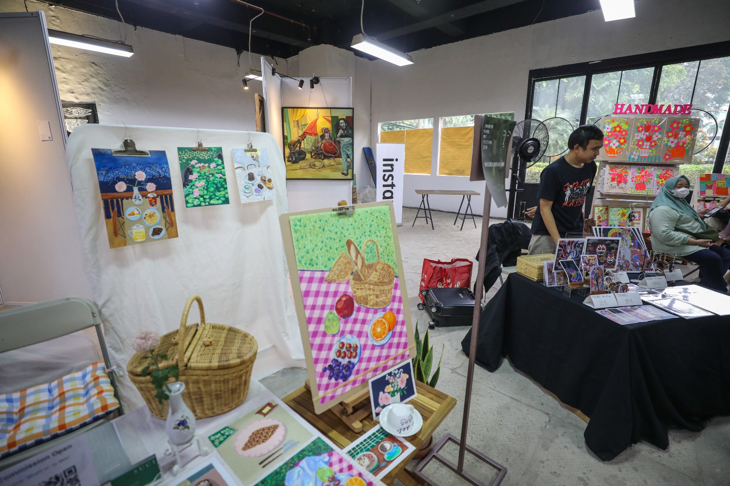 Sejumlah produk yang dihiasi mural dipamerkan pada Jakarta Mural Art Festival di Jakarta, Sabtu (9/3/2024). (Sumber gambar: Hypeabis.id/Arief Hermawan P)