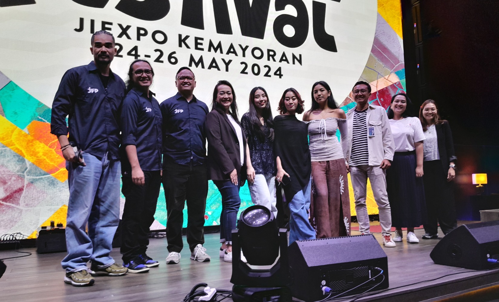Presiden Direktur PT Java Festival Production Dewi Gontha (Tengah) bersama para stakeholder sponsor di konferensi pers BNI Java Jazz Festival 2024 (Sumber gambar: Chelsea Venda/Hypeabis.id)