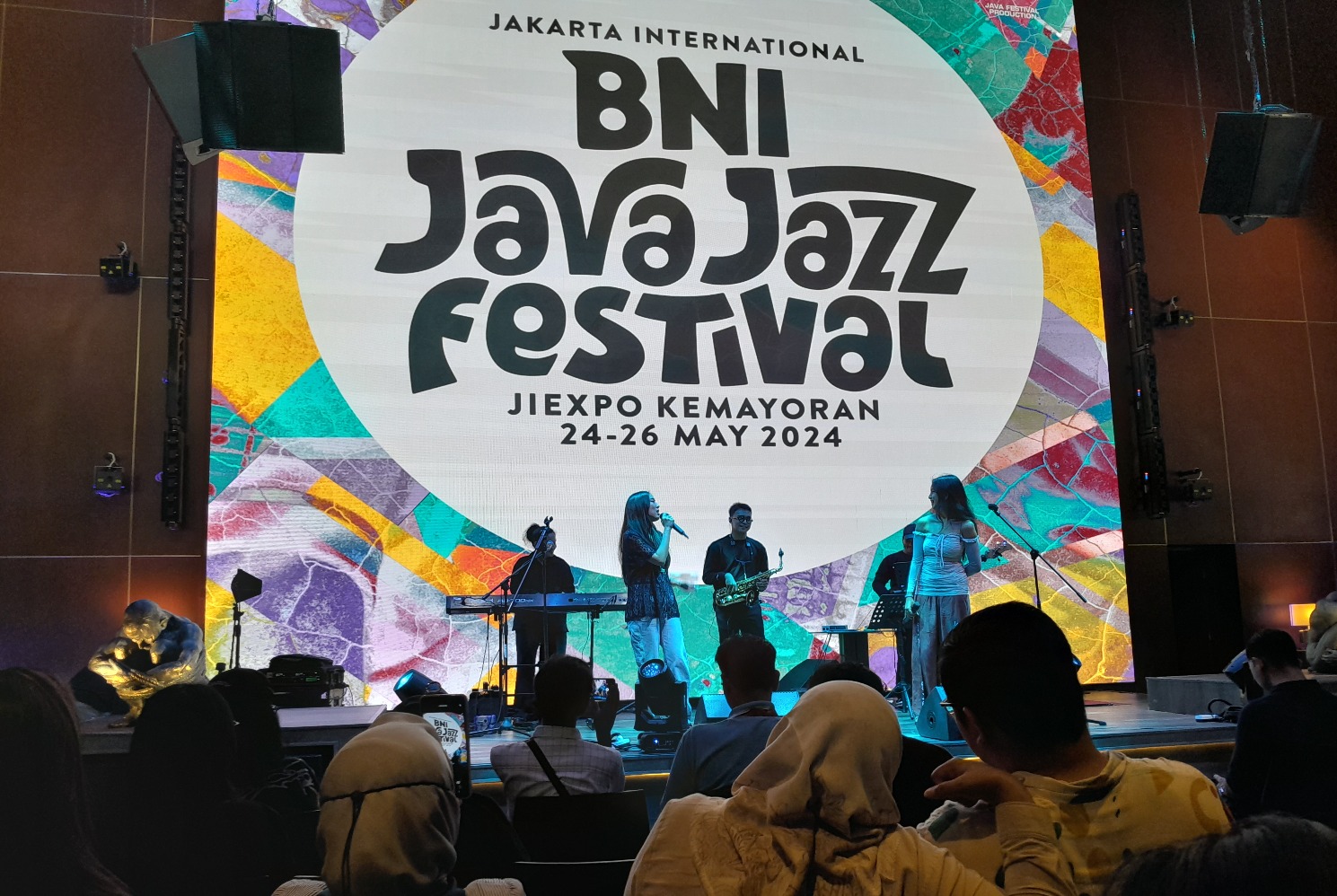 Presiden Direktur PT Java Festival Production Dewi Gontha (Tengah) bersama para stakeholder sponsor di konferensi pers BNI Java Jazz Festival 2024 (Sumber gambar: Chelsea Venda/Hypeabis.id)