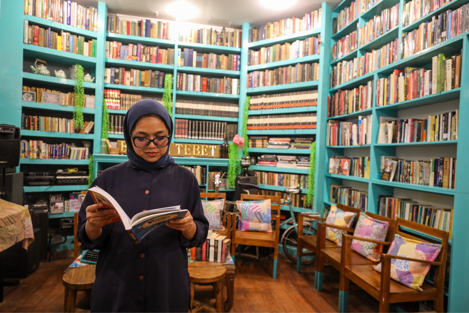 Pengunjung berada di perpustakaan dan ruang temu Baca di Tebet, Jakarta, Jumat (15/3/2024). (Sumber gambar: Hypeabis.id/Arief Hermawan P)