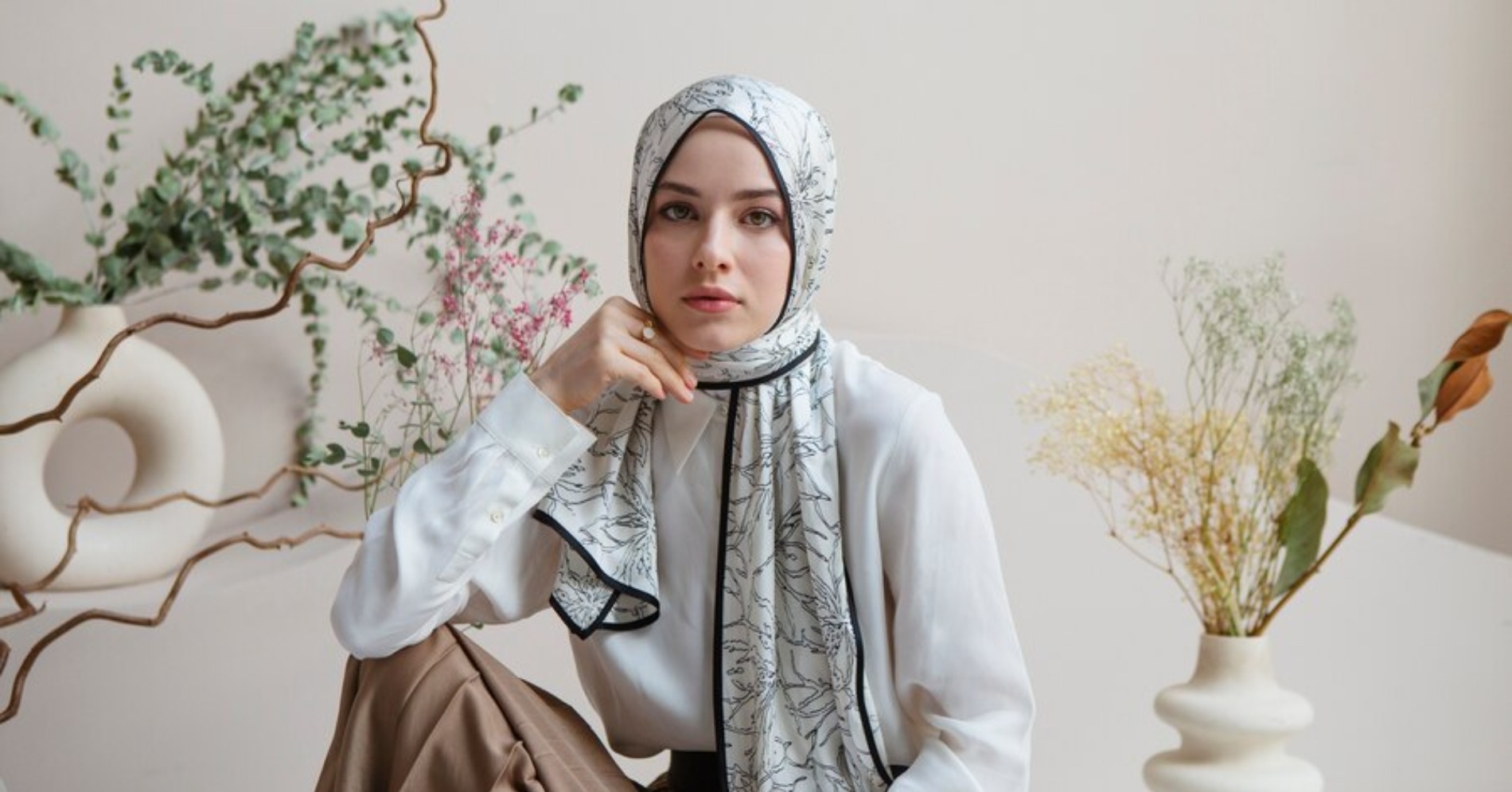 Ilustrasi perempuan mengenakan hijab abu-abu (Sumber foto: freepik)