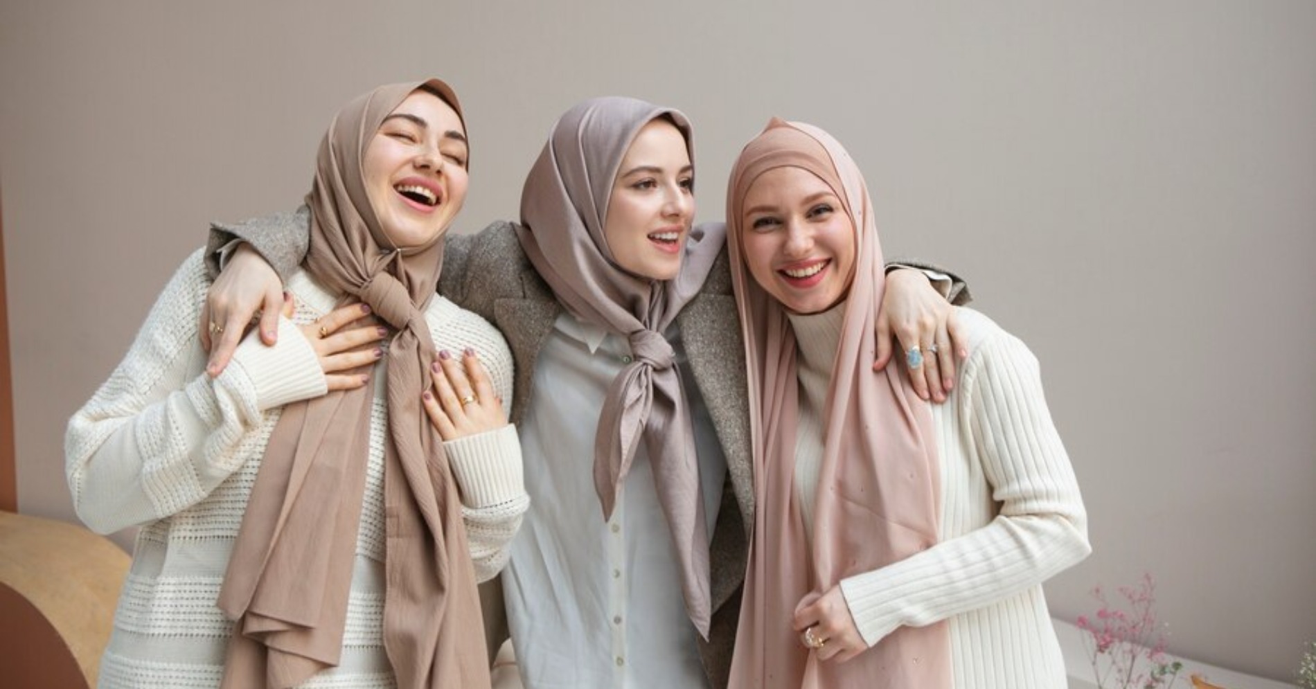 Ilustrasi perempuan mengenakan hijab earth tone (Sumber foto: freepik)