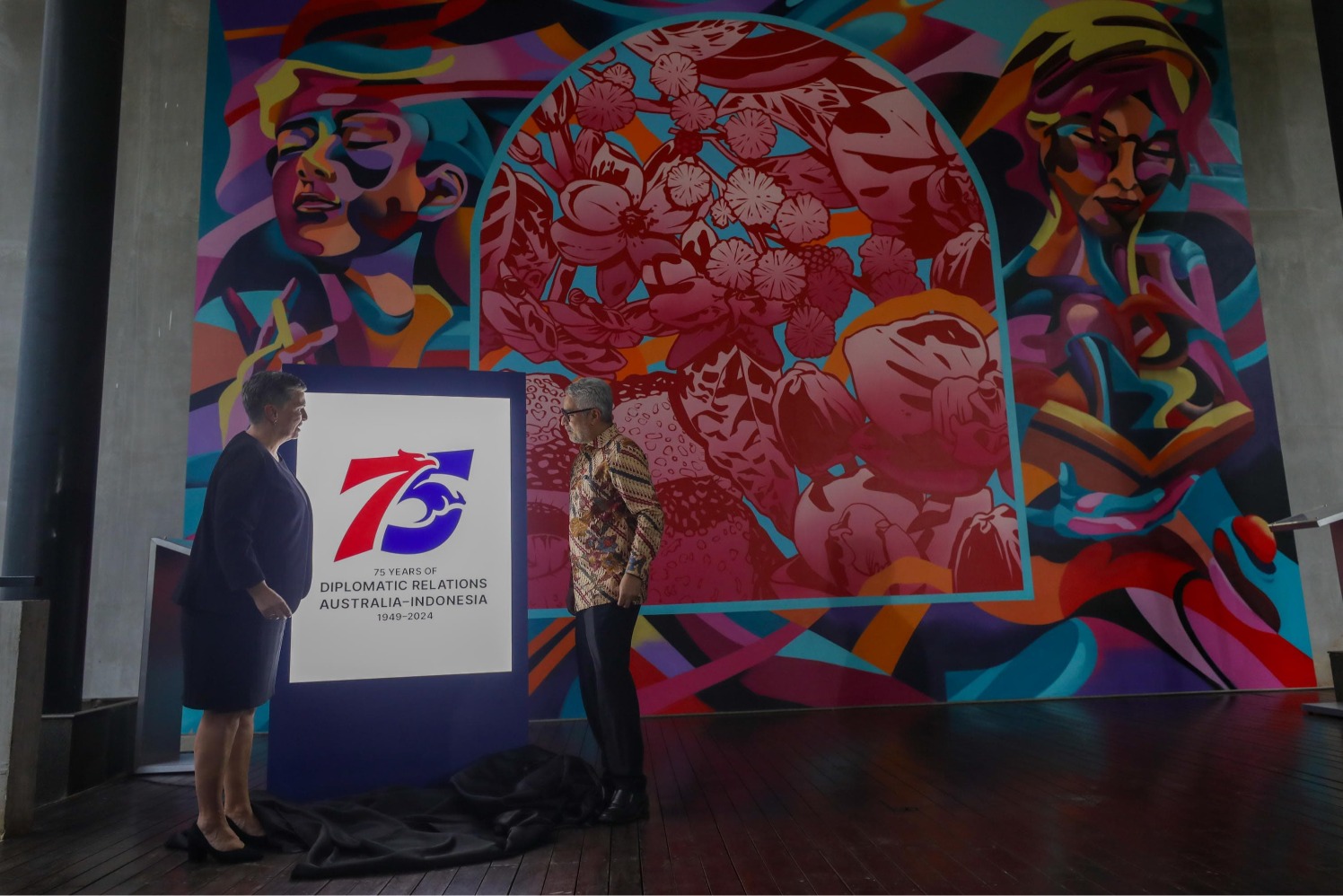 Duta Besar Australia untuk Indonesia Williams (kiri) dan Direktur Jenderal Asia, Pasifik, dan Afrika Kementerian Luar Negeri Abdul Kadir berbincang di dekat mural dan logo saat konferensi pers di Jakarta, Kamis (28/3/2024)