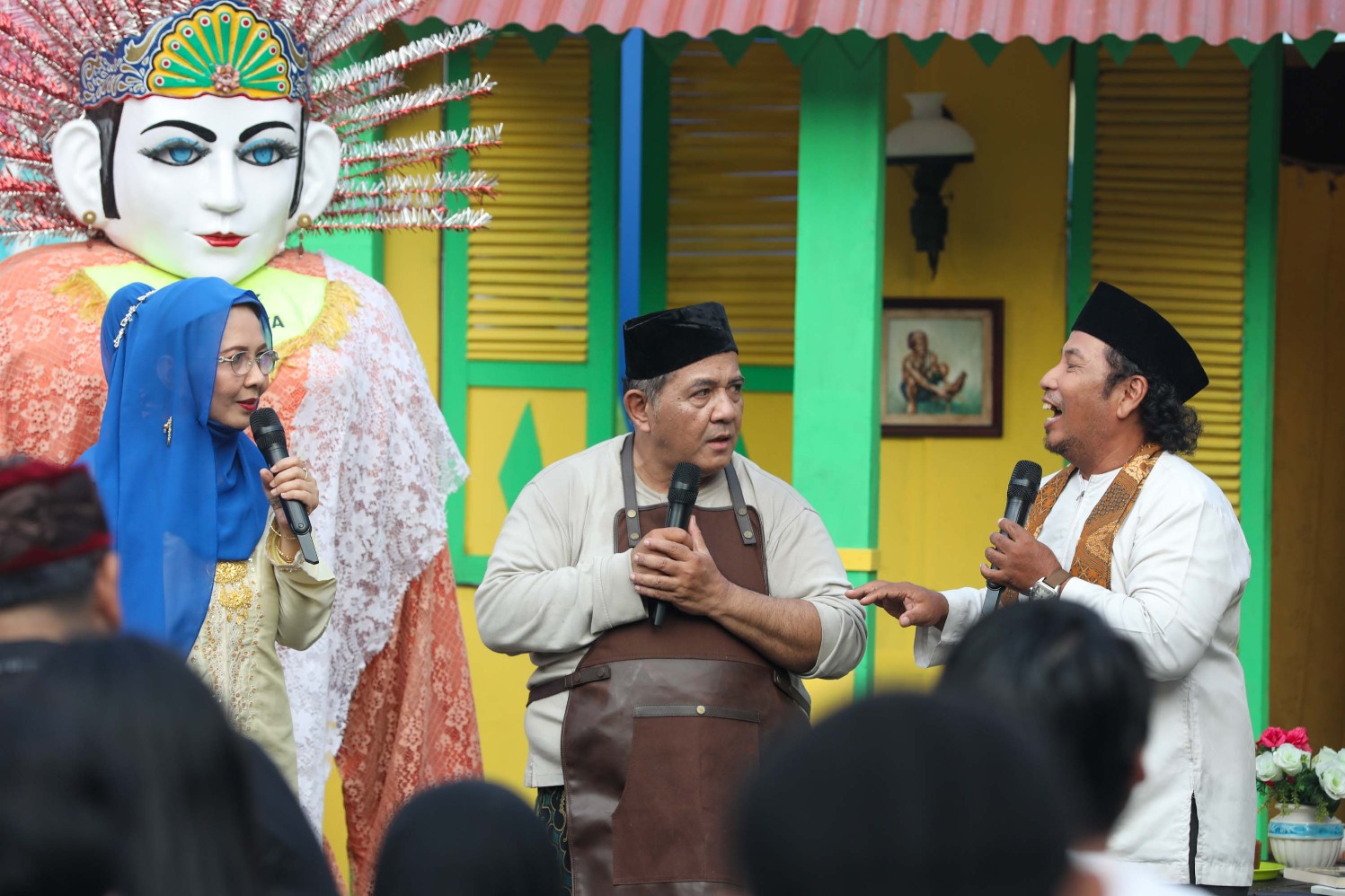 Seniman Betawi Harry de Fretes (tengah) menampilkan drama lenong berjudul Meo & Iyet di Jakarta, Sabtu (23/3/2024).