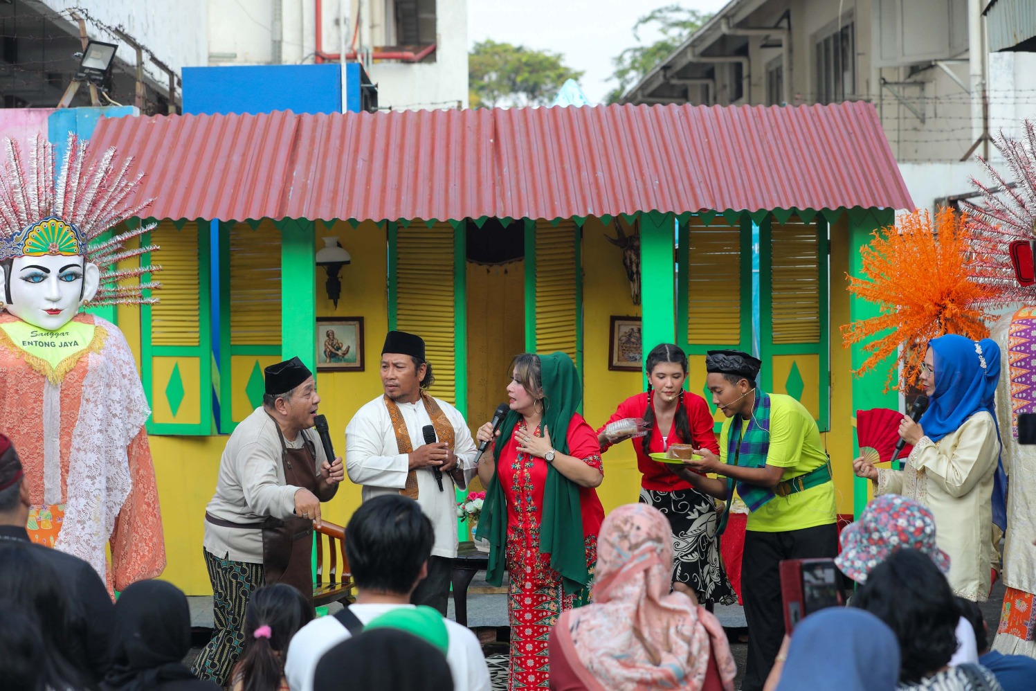 Seniman Betawi Harry de Fretes (tengah) menampilkan drama lenong berjudul Meo & Iyet di Jakarta, Sabtu (23/3/2024). (Sumber gambar: JIBI/Bisnis/Himawan L Nugraha)