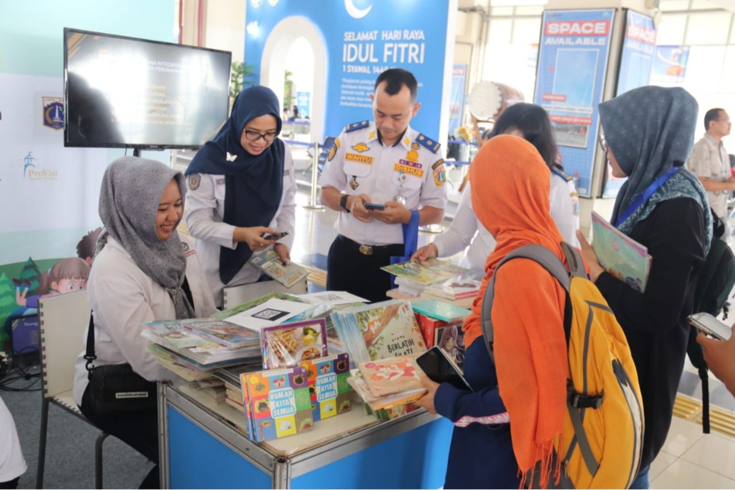 Suasana Program Mudik Asyik Baca Buku di Terminal Pulo Gebang (sumber gambar kemdikbud)